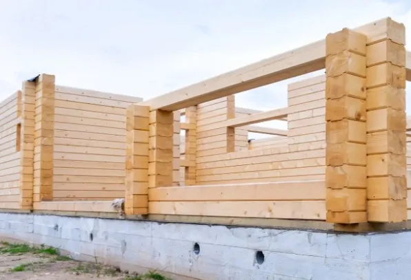 Jak producent drewna klejonego odpowiada na potrzeby nowoczesnego budownictwa?