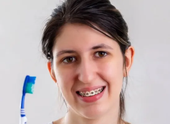 Czy stosowanie nici dentystycznych jest konieczne przy noszeniu aparatu ortodontycznego?